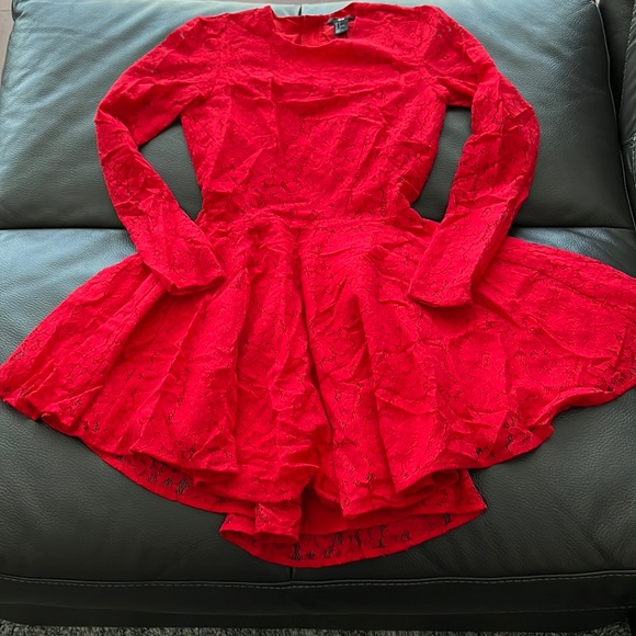 Red lace high-low pleated dress - Picture 2 of 6